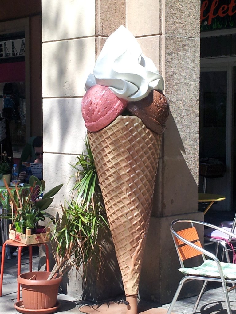 Sur la glace abandonnée, ni coquillage, ni crustacés, qui l’eût cru, déplorent la fin de l’été. Mais cela glace l’ex-vacancier redevenu écolier. Non seulement les enseignants sont là mais le ministre aussi est venu à Marseille, non pas celui de l’Intérieur, un habitué pourtant, mais celui de l’Éducation. C’est la fin de l’été, les feuilles tombent, feuilles à apprendre, feuilles notes. Pas évident, et pourtant l’apprendre et toujours bon à prendre. Et la glace ne devient qu’un souvenir, bien au chaud dans la mémoire. Vient le temps des champignons, il en est qui échangerait leur sceptre contre des cèpes, pourvu qu’on ne les oublient pas. Un jour, un jour c’est sûr, l’hiver viendra, glace dans les rues, glace au rebord des toits. Un jour, un jour pourtant, l’été reviendra, bonjour glaces, coquillage et crustacés. (Photo Laurence Dell’aitante)