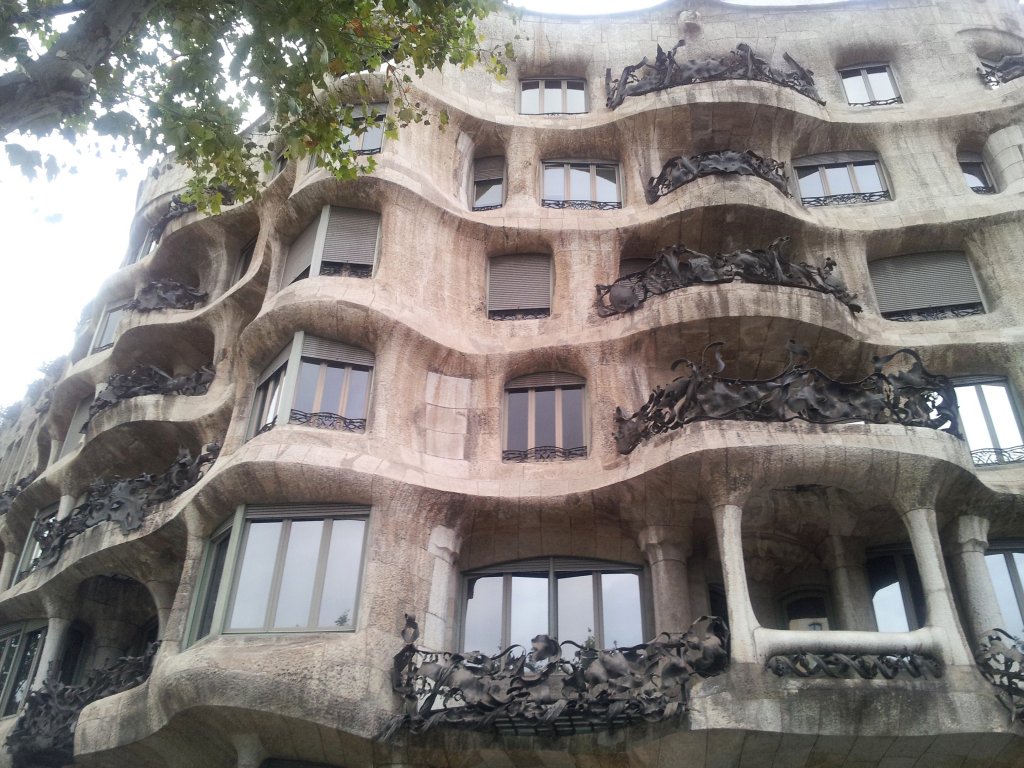 Un bâtiment qui fait des vagues ou qui a du vague à l’âme, c’est beau non ? (Photo Laurence Dell’aitante)