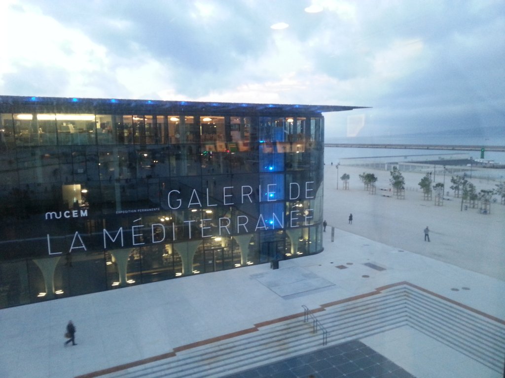 2013, un cube de corail luminescent s’est posé sur le rivage marseillais. Il a dansé tout l’été. Changement de saison, qu’importe, il est toujours temps de s’aMucem (Photo Paule Cournet)