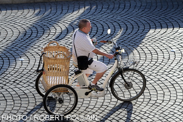 On connaît la Belle de Cadix, mais cela n’a rien à voir avec notre histoire, même si cela nous rappelle ce cher Galilée : « Et pourtant elle tourne ! », comme la roue dont il est ici question, comme ces roues roulant sur des pavés qui dessinent des ronds qui ne sont pas dans l’eau, alors ne jetons pas de l’eau au moulin, tu dors... ...On vous a bien eu. Oui, finalement il est question de la Belle de Cadix, on peut aujourd’hui l’avouer. C’est elle la fille du facteur, et sur son vélo elle rejoint le couvent. Son amoureux essaie de la rattraper, sans résultat, bien qu’il y mette tout son cœur, à tricyclette. (Photo Robert Poulain)