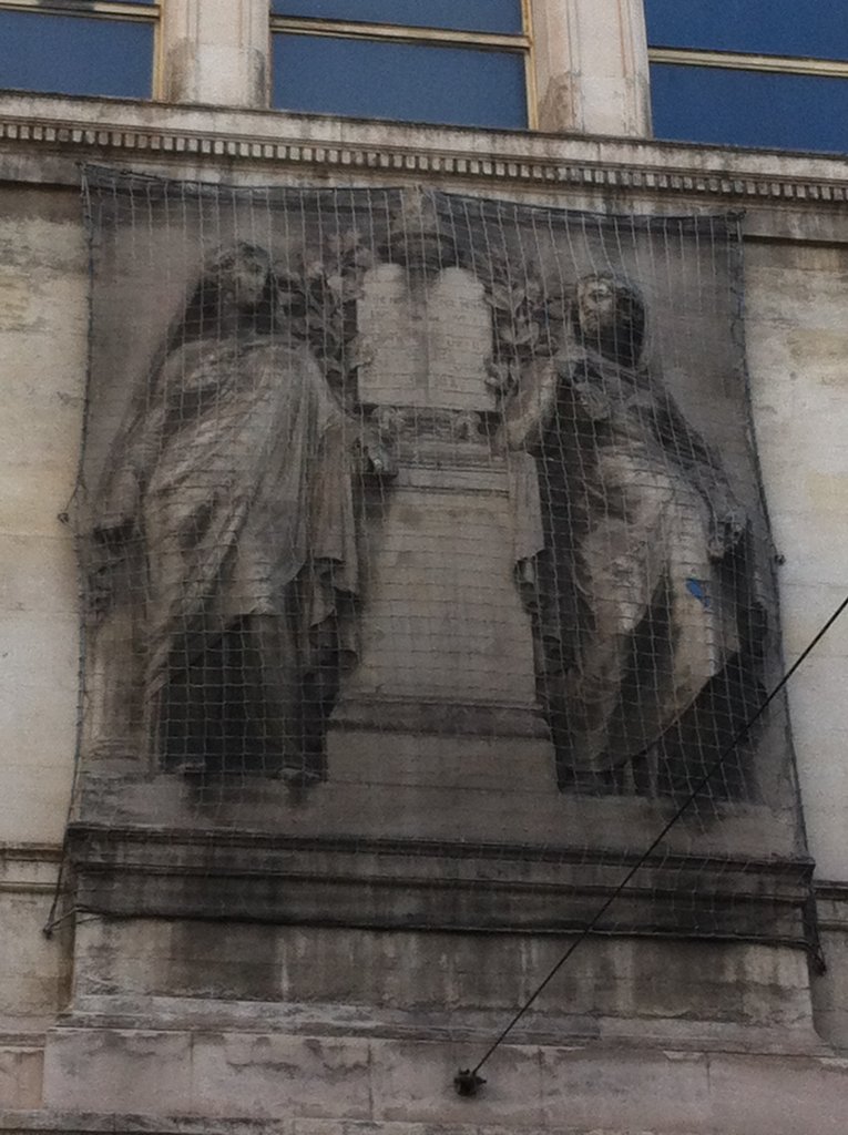 Quel est l’énergumène qui a décidé d’enfermer ces belles. Aurait-il quelque crainte qu’elles se fassent la belle, un soir, laissant la place aux pigeons. Si tel est le cas, prévenez-nous afin que nous soyons les premiers à passer l’info : « Vous venez de rentrer dans la 4e dimension ». (Photo Hagay Sobol)