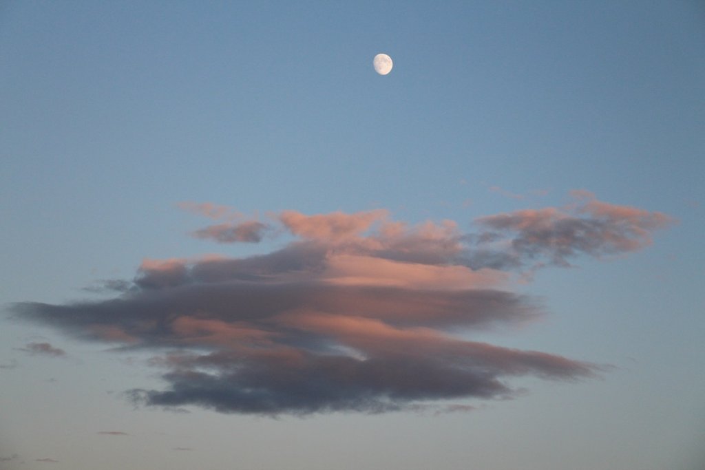 Je suis pleine, de solitude. Pourtant ce soir, les nuages ont mis leurs plus beaux habits pour me réjouir, apporter de la couleur à mes ténèbres. Je suis la toute puissante lune celle qui déplace les mers, et pourtant je suis pleine, de solitude. (Photo Philippe Maillé)