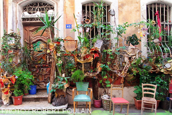 Le Panier, le plus vieux quartier de Marseille. Un enchevêtrement de petites rues, afin de mieux se protéger du soleil. Ici, ça monte, ça descend, et parfois, par accident, c’est même plat. Et dans ce monde en réduction où toutes les cultures se croisent, se nourrissent, s’enrichissent, les personnalités ne manquent pas. Les rencontres surprenantes s’offrent pourvu que l’on soit attentif, à l’écoute, respectueux. Dans cet univers, chacun construit, comme il peut, son jardin extraordinaire. Et, le met en partage tel un panier fleuri. (Photo Robert POULAIN)