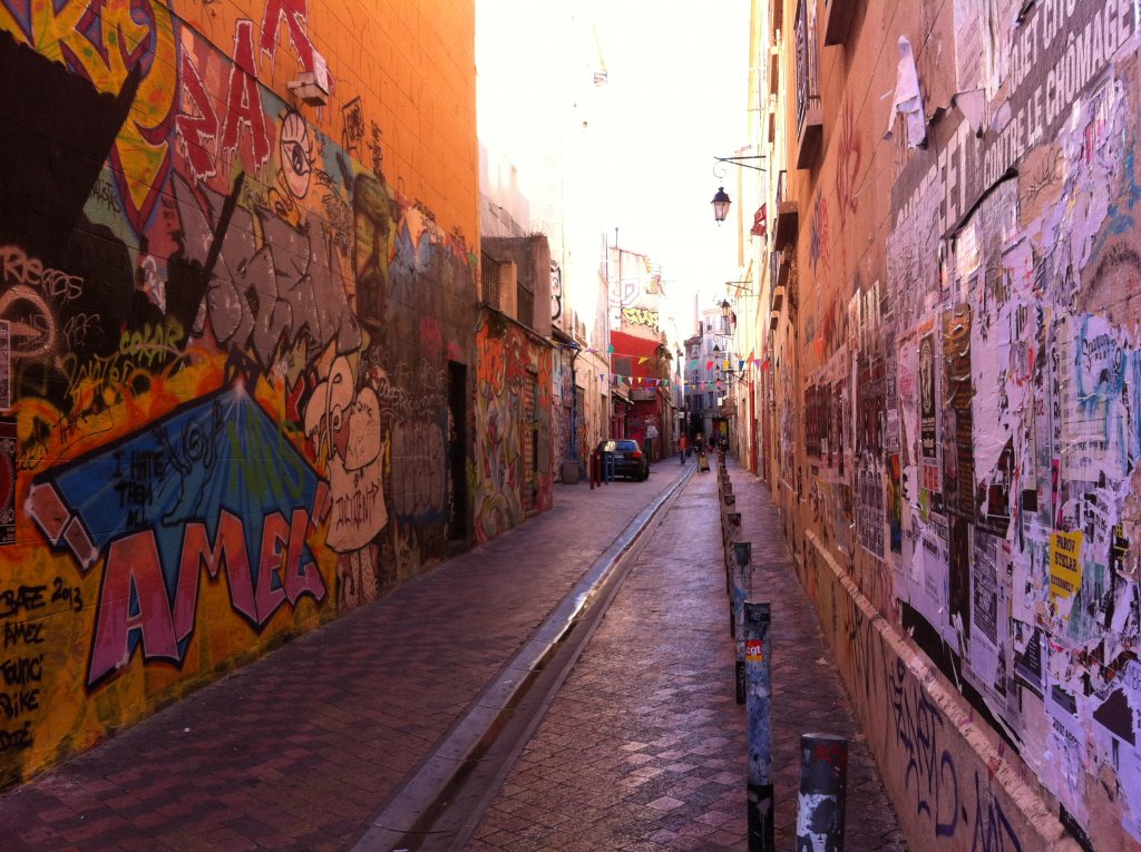 Les artistes ont toute leur place dans la rue et les murs sont devenus leur champ d’expression. Œuvrant sans limite de créativité, ils passent et repassent sur la grisaille, apportant formes et couleurs au blafard des âmes. ( Photo Hagay Sobol)