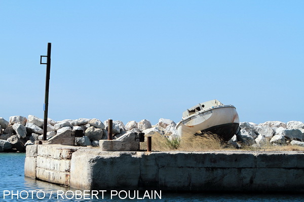 Prendre la mer qu’ils disaient ; plus grand tu iras sur les flots qu’ils disaient. Ma voie était toute tracée, et lorsque j’ai compris que c’était une voie d’eau, j’ai crié : « Au secours, on coule ». Car moi, je récuse le déterminisme, tant sur un plan scientifique que philosophique, pour tout dire, je trouve leurs arguments « bateau ». Et puis moi, je n’ai pas le pied marin, j’ai toujours eu le mal de mer et je dois dire que j’ai toujours rêvé de prendre la terre, à défaut de la mer, et d’aller vivre à la campagne. Et de là, je ne serais plus terrifié à la lecture du baron d’Holbach, le Pape du déterminisme, l’auteur de ses lignes, horreur de tous les navires : « Dans la plus affreuse tempête excitée par des vents opposés qui soulèvent les flots, il n’y a pas une seule molécule de poussière ou d’eau qui soit placée au hasard, qui n’ait sa cause suffisante pour occuper le lieu où elle se trouve, et qui n’agisse rigoureusement de la manière dont elle doit agir. » Mais qu’est-ce qu’elles me veulent toutes ces molécules ? même pas je les connais. C’est par où la campagne ? (Photo Robert Poulain)