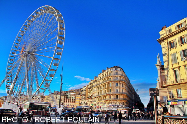 Le Vieux-Port à Marseille affiche sa fierté en faisant la roue. Et aux détracteurs de la cité phocéenne il leur susurre : « Et paon dans le Lacydon ». (Photo Robert Poulain)