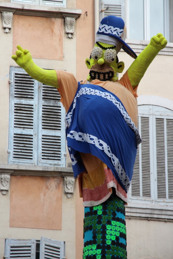 Alerte ! Épouvantail dans la rue pour chasser les oiseaux de mauvais augures (Photo Philippe Maillé)