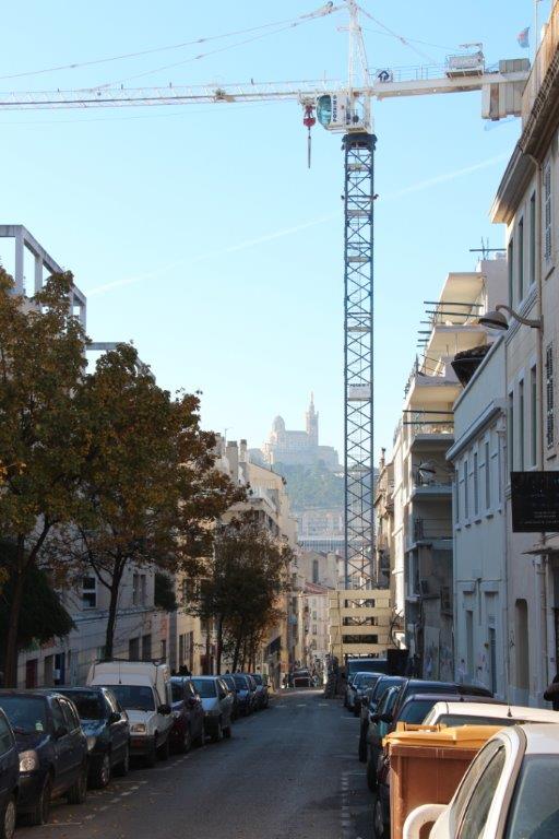 Après la grenouille, la grue qui voulait être plus haute que Notre-Dame de la Garde (Photo Philippe Maillé)