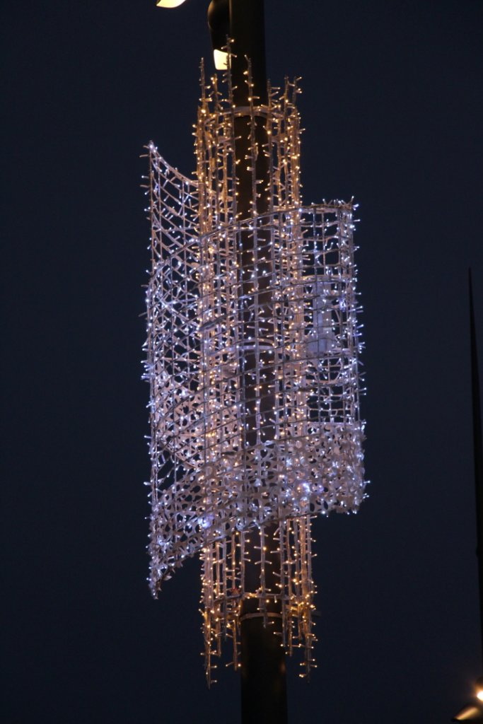 En avant-première, l’un des éléments des illuminations de Noël que vous allez découvrir ce soir à 19 heures sur le Vieux-Port à Marseille. (Photo Philippe Maillé)