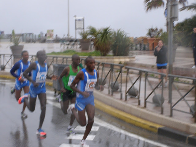 Les quatre Ethiopiens alors en tête de la course déboulent à l'Escale Borély : il est seulement 9 heures. (Photos Serge PAYRAU)