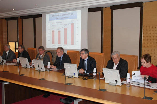 Bernard Decker, directeur général adjoint en charge de la maîtrise des risques ; Léon Nahmani, directeur général adjoint en charge du réseau ; Michel Paoli, président du district « Côte d’Azur Corse » ; Pierre Filliger, président ; Lucien Miara, directeur général ; Jean Patti, président du district « Ouest Provence Alpes » et Danielle Joannes, présidente du district « Marseille Provence ».