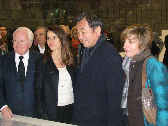 De gauche à droite : Michel Vauzelle, président de la Région PACA, Aurélie Filippetti, ministre de la Culture et de la Communication, l'architecte japonais Kengo Kuma et Cécile Helle, présidente du FRAC PACA.