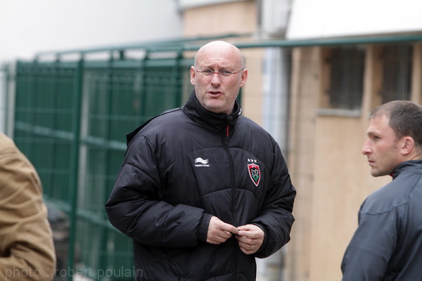 A quelques secondes près, le manager toulonnais Bernard Laporte a failli réussir son pari : conserver la première place en gagnant à Grenoble tout en méngeant ses cadres en vue de la demi-finale de H-Cup dimanche prochain face aux Saracens à Twickenham.