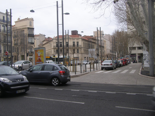 Le nombre de places de stationnement a été conservé alors qu'un système de vidéosurveillance a été installé dans le but de réduire le stationnement en double file perturbateur de la circulation.