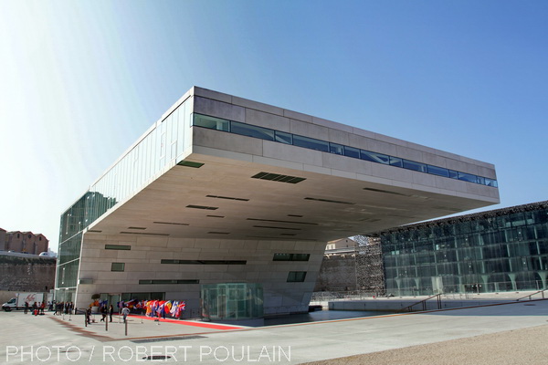 La Villa Méditerranée, située sur l'esplanade du J4 à proximité immédiate du MuCEM, est un bâtiment à l'architecture audacieuse conçu par Stefano Boeri.