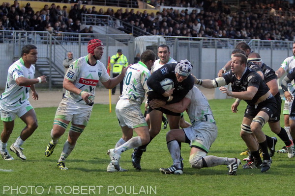 Le troisième ligne Romain Longépée et le talonneur William Bonet tentent de percer la muraille paloise.