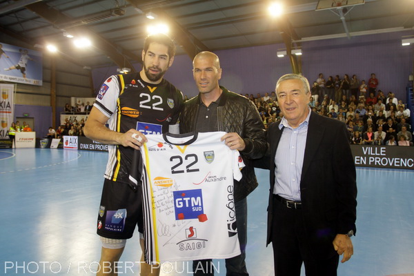 Nikola Karabatic a remis le maillot du club aixois à Zinedine Zidane venu donner le coup d'envoi du match