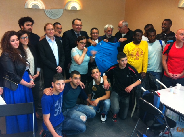 Une délégation d'Abou Gosh et une équipe de football judéo-arabe ont été reçues au sein de la mairie des 1/7 par Patrick Mennucci (PHOTO D.R.)