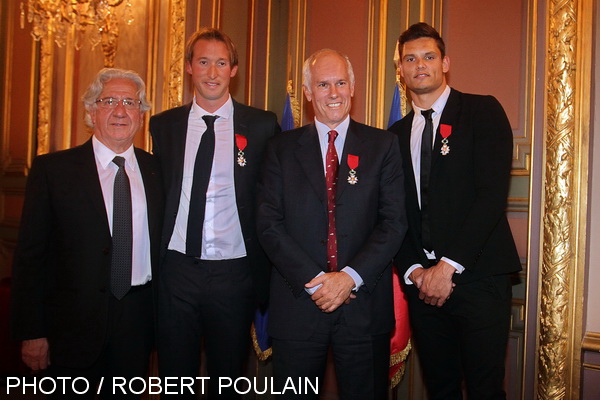 Fabien Gilot et Florent Manaudou entourés du préfet de Région, Hugues Parent et de Paul Leccia, président du Cercle des nageurs de Marseille