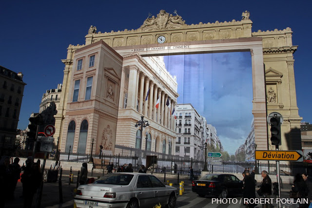 Dernier regard sur la façade du Palais de la Bourse qui, à partir du 21 mai fera l'objet d'un nouveau Détournement de la Canebière