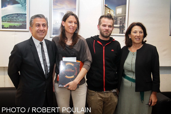 Le jeune couple, Élodie et Alexandre Villeprat, entouré par Didier Parakian et Dominique Vlasto est le 500 000e visiteur du Pavillon M