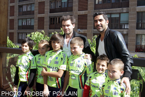 Clovis Cornillac et Ary Abittan avec les futurs maillots jaunes du Vélo Club de la Pomme