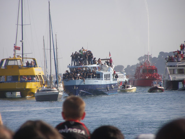 C'est par la mer, escortée par un cortège de bateaux, que la H-Cup a débarqué sur le Port du Levant, où s'étaient massés au moins 15 000 supporters, ce dimanche 2 juin sur les coups de 18 heures. (Photo M.B.)