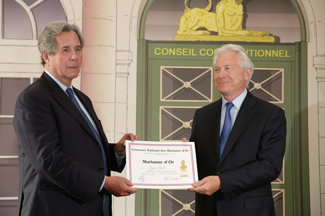 Jean-Louis Debré, le Président du Conseil Constitutionnel remet le Grand Prix des Marianne d'Or à Eugène Caselli, président de MPM (Photo D.R.)