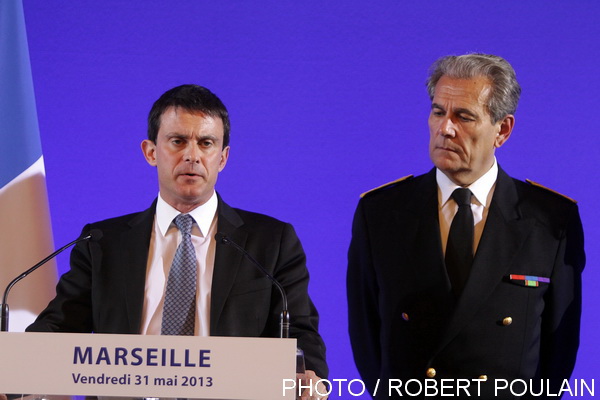 Le ministre de l'Intérieur Manuel Valls, en visite à Marseille ce vendredi et Jean-Paul Bonnetain , Préfet de Police des Bouches-du-Rhône