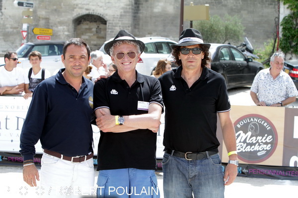 Marc Gimenez, représentant la société Ricard, partenaire de l'événement accompagné du célèbre journaliste sportif polyglotte, Nelson Montfort et de Patrick Cubayne, ancien attaquant olympien