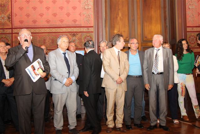 Jean-Paul Delhoume au micro, lors de la présentation de l'édition 2013 du Mondial La Marseillaise à pétanque (PHOTO PHILIPPE MAILLÉ)