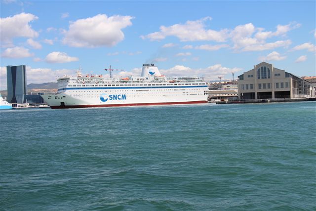 Suite aux réponses apportées par les actionnaires et le ministre des Transports, les navires de la SNCM et de la CMN (Méridionale) ne resteront pas à quai ce jeudi soir comme les passagers pouvaient le redouter. (Photo Philippe MAILLÉ)