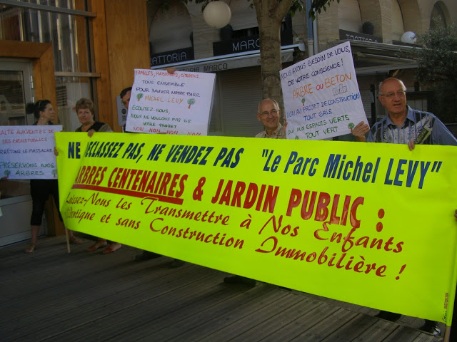 Le collectif citoyen opposé au bétonnage du parc Michel Lévy avait appelé à un rassemblement dès 7h45 devant le pavillon M où devait se tenir le conseil municipal de Marseille. (Photos S.P.)