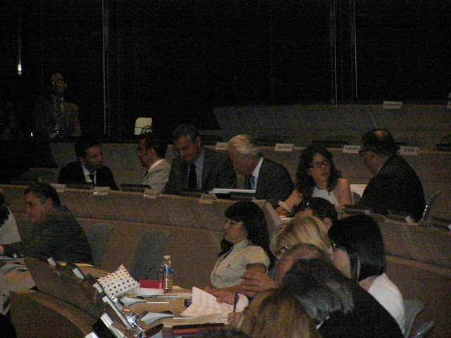 Nathalie Pigamo (en discussion avec Patrick Mennucci), vice-présidente du groupe "Faire gagner Marseille", a saisi l'occasion de la délibération sur l'approbation du compte administratif 2012 pour dresser un bilan à charge de la mandature. (Photo S.P.)