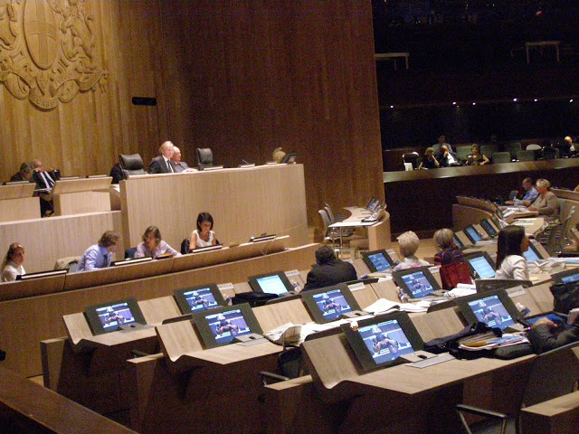 Aux yeux de Jean-Claude Gaudin (UMP), les critiques exprimées par Patrick Mennucci (PS) lors de la délibération sur l'étude de faisabilité d'un téléphérique entre le Vieux-Port et Notre-Dame de la Garde "s'adressent plus à MPM qu'à la Ville". (Photo S.P.)