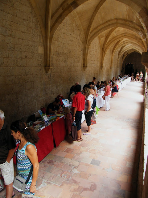 Les nombreux auteurs au sein du Cloître (PHOTO J.-L.G)