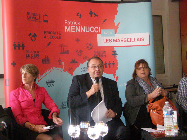 Patrick Mennucci, candidat aux primaires citoyennes, a tenu à consacrer son premier débat citoyen au thème "Gouvernance et transparence à Marseille : faut-il changer les règles ?", ce vendredi soir au Club Pernod. (Photos S.P.)