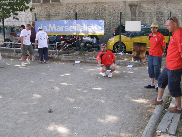 Cela fait 51 ans que les boules tournent toujours avec la même passion, comme ici ce dimanche à la boule Michelet. Un succès populaire qui ne s'est jamais démenti pour le fringant quinquagénaire qu'est le Mondial "La Marseillaise à pétanque". (Photo M.B.)