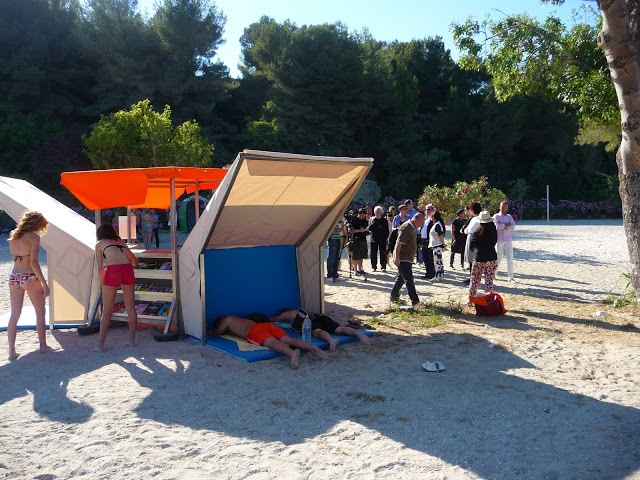 La bibliothèque de plage opérationnelle, les filles à la lecture pendant que les garçons se livrent à Morphée (PHOTO A.L)