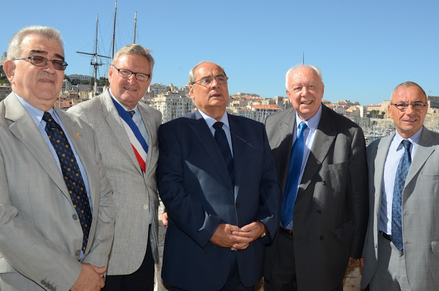 Le maire de Marseille, Jean-Claude Gaudin a reçu le maire du Pirée Vassilios Michaloliakos en présence de ses deux adjoints à ses côtés, Daniel Hermann, en charge de la Culture, et Richard Miron, en charge du Sport. (PHOTO D.R.)