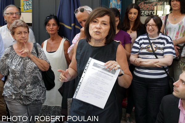 Marie-Arlette Carlotti arborant ses parrainages, ce matin, avant la dépôt