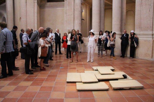 Le public regroupé autour de l’œuvre de Katinka Bock prix Fondation d'entreprise Ricard 2012 (PHOTO PHILIPPE MAILLÉ)