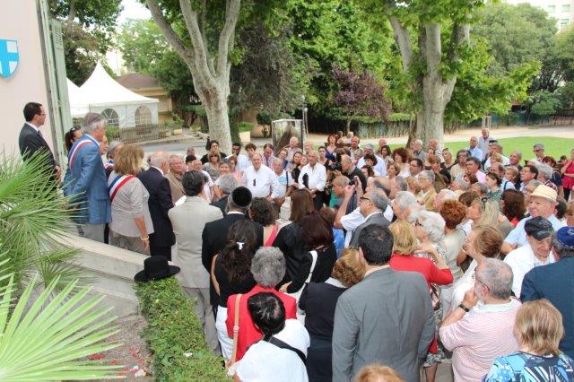 Une centaine de personnes a participé à cette remise de médaille des Justes au sein du parc de la mairie Bagatelle (8e) (PHOTO PHILIPPE MAILLÉ)