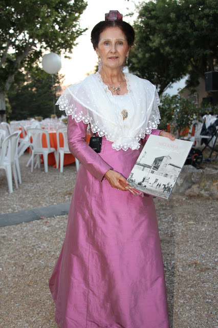 Michèle Ricard, en tenue traditionnelle présente son ouvrage Méjanes mille ans d'Histoire (PHOTO PHILIPPE MAILLÉ)