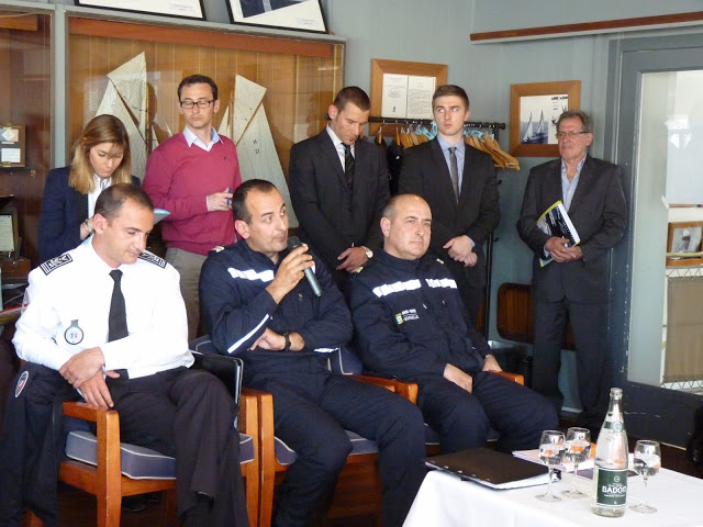 Un représentant de la Police Nationale et deux du Bataillon de marins pompiers de Marseille sont intervenus pour présenter les dispositifs mis en place pour ces deux soirées "Le Vieux-Port entre flammes et flots" (PHOTO P.M-C.)