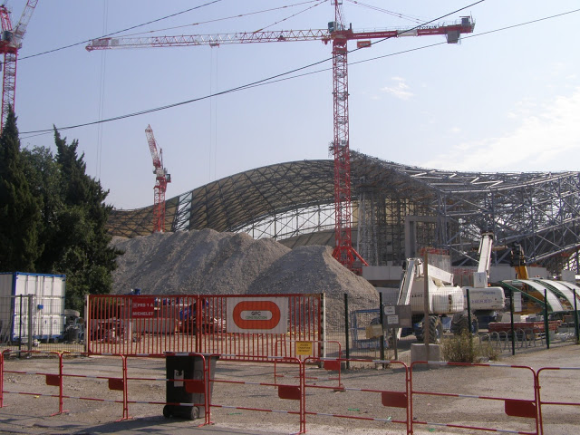 Selon la CGT, on compte 160 employés de GFC Construction, filiale de Bouygues Contrcution, et plus de 600 salariés sous-traitants représentant 240 entreprises sur le chantier du stade Vélodrome à Marseille. (Photos S.P.)