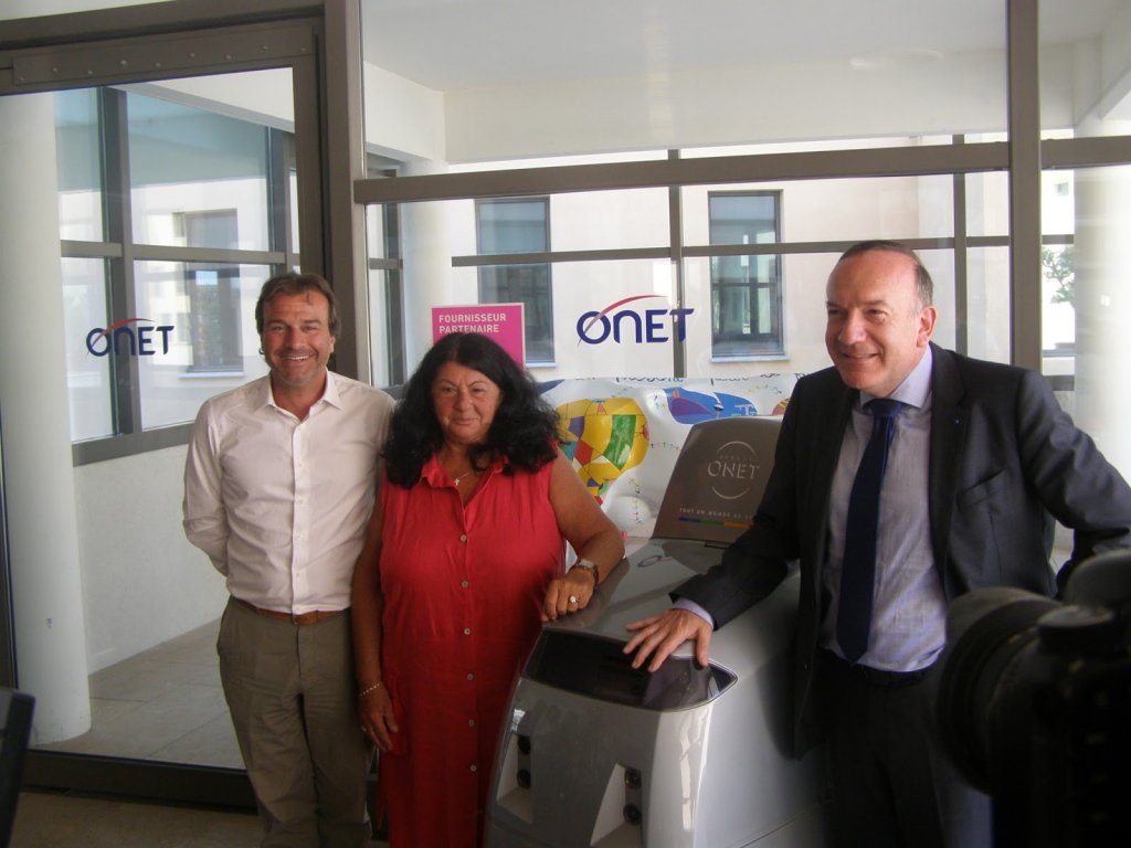 Pierre Gattaz (à droite), le président du Medef, prend la pose aux côtés de Jean-Luc Chauvin, président de l'UPE 13, et Elisabeth Coquet-Reinier, présidente de la Holding Reinier, sur une machine historique d'Onet immortalisée par le film "Itinéraire d'un enfant gâté". (Photo S.P.)