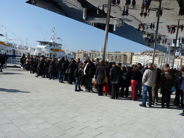 Au 2e jour de la remise en route de la navette, le public a répondu présent pour une petite virée en mer. La file d'attente s'est prolongée jusque sous l'ombrière exceptionnellement accessible pour cause d'inauguration.