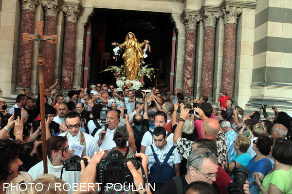 La Vierge dorée a quitté la cathédrale de La Major pour une procession dans les ruelles du Panier