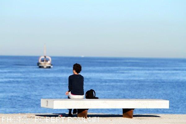 Mais à qui, à quoi pense-t-elle, le regard ainsi perdu dans l’onde ? A la Méditerranée peut-être. Perçoit-elle des voix qui arrivent de l’autre rive ? Rêve-t-elle à des ailleurs dans un monde meilleur ? Est-ce que l’étendue insaisissable lui inspire quelque liberté ou encore quelque souvenir ? Nul ne le saura. (PHOTO Robert POULAIN)